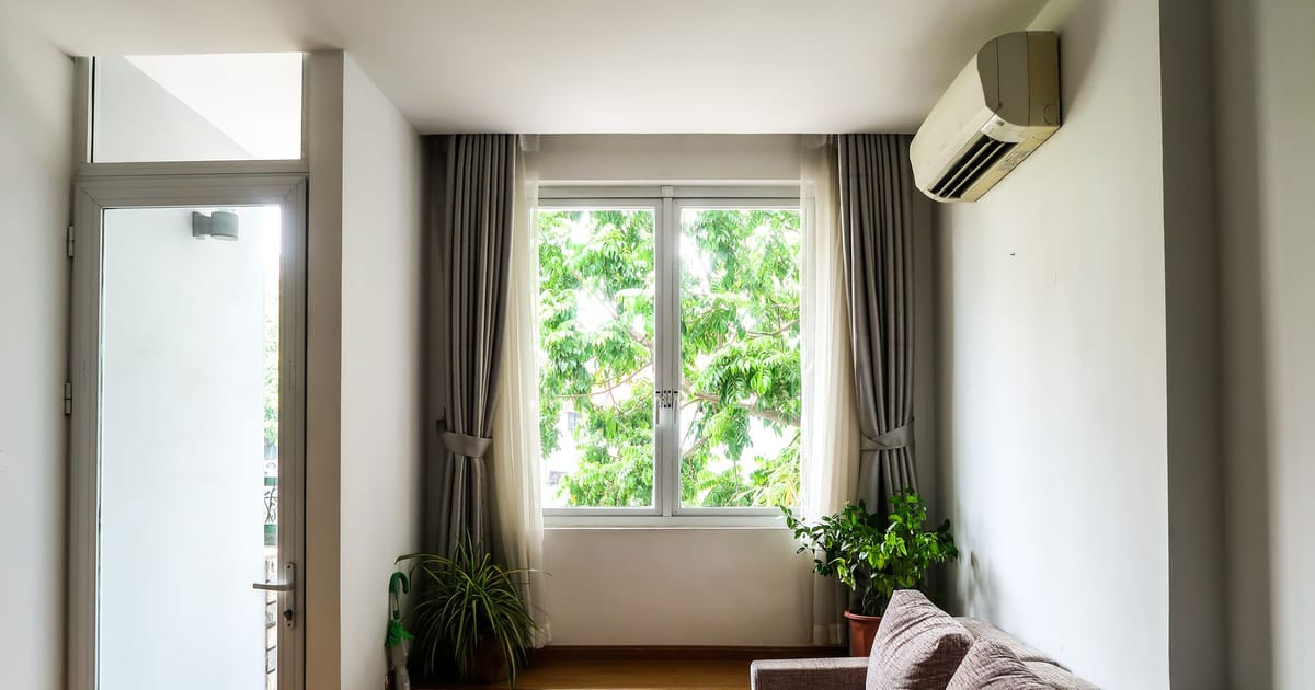 A tape measure and a floor plan beside an air purifier, with the room dimensions marked.